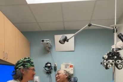 En cuanto el médico le hizo la primera revisión, Lukita le besó las manos.