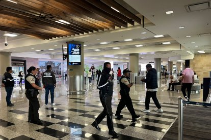 La Policía se desplegó ante la emergencia dentro y fuera de la terminal aérea.