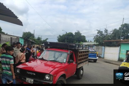 La víctima quedó dentro de su camioneta.