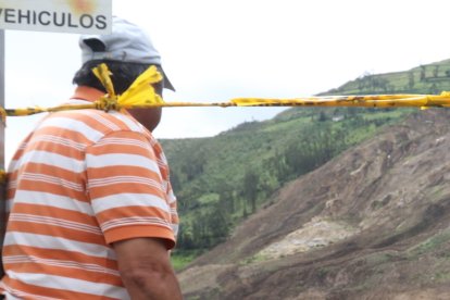 Ahora que no hay maquinaria, pues se paró la búsqueda, uno que otro alauseño se asoma a ver lo que será un camposanto.