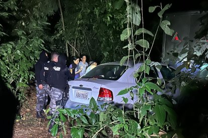 Los agentes verificaron las series y placas de los automotores.
