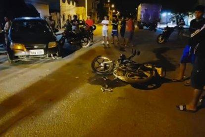 La moto que los sospechosos abandonaron en el barrio.