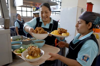 Patricia Gordón se encarga de la preparación, pero también de dar bien ‘puestita’ cada bandeja que se entrega.