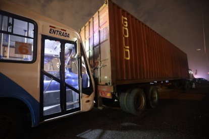 Un bus chocó con un vehículo de carga.