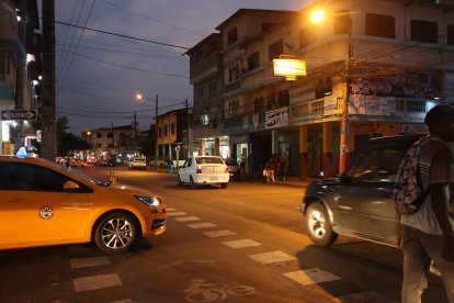 Negocios de la calle Gallegos Lara, en Guayaquil, están hartos de los robos y vacunadores.