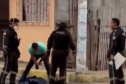 Las piezas humanas fueron halladas en la vía.