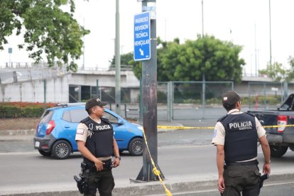 Los policías acudieron al sitio ante la alerta de posibles artefactos explosivos.
