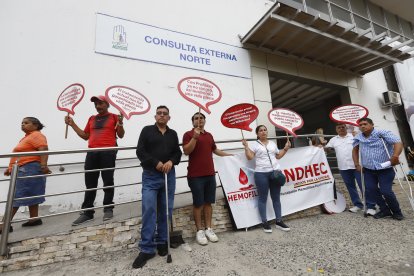 Con carteles, los pacientes expusieron la importancia de contar con las medicinas por su condición.
