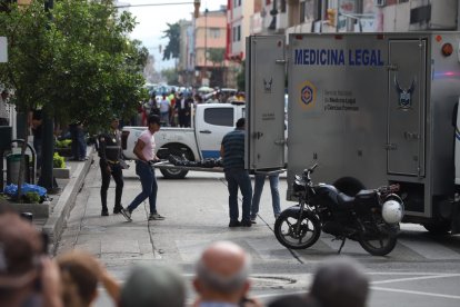 Uniformados realizan labores de investigación en el lugar de los hechos