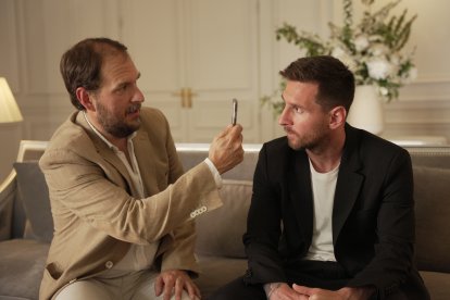 Leo Messi (d) y el actor colombiano Andrés Parra (i) durante una de las escenas de la serie "Los Protectores".