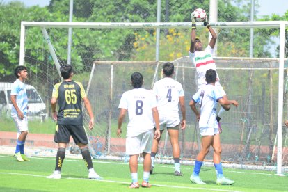 Elvis Valdez (d) tiene un gran parecido físico al meta del Bombillo y comparten la ubicación en la cancha.