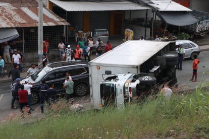 Un camión se volcó en Paraíso de la Flor.