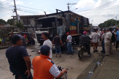 Un vehículo fue incendiado por la población indignada en Daule tras un accidente.