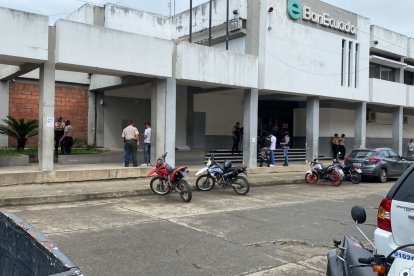 Las actividades en el interior de la entidad bancaria permanecían paralizadas.