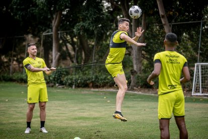 Carlos Rodríguez (c) sería titular en Barcelona, para el duelo ante Cerro Porteño.