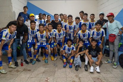 Los chicos del equipo Grupo Alcívar después de    ganar a Canteros Valle Alto.