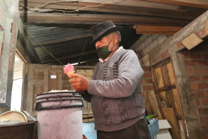 En cincuenta centavos, Manuel vende sus deliciosas creaciones.