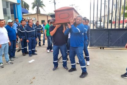 En la dependencia, los compañeros despidieron con honores a Erick Intriago.