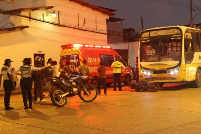 La moto quedó maltrecha tras el choque con el bus.
