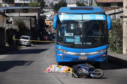 El cadáver quedó cerca del bus. El hombre iba en una moto.