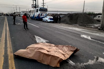 En la vía quedó el cuerpo de la víctima.