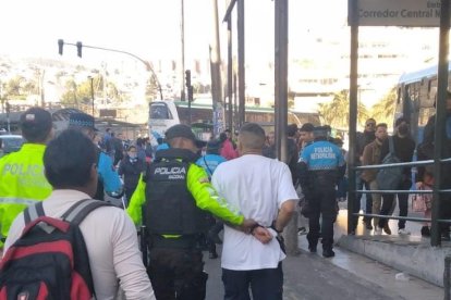 El sujeto arrojó la mochila antes de intentar huir de las autoridades.