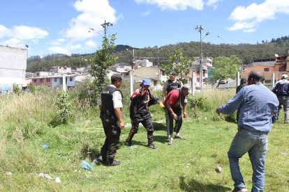 La Policía retira a personas que consumen licor o droga en los terrenos abandonados.