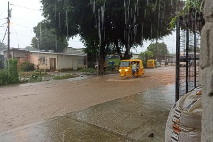 Durante el último aguacero que cayó sobre la ciudad, los vecinos decidieron tomar fotos para registrar su problema.