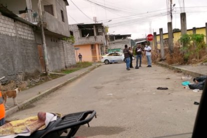 En el barrio Familias Unidas, por unos gallinazos, hallaron unos restos en un solar.