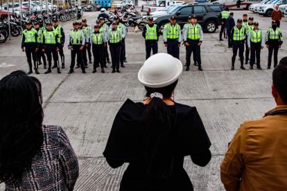 La alcaldesa de Ambato, Diana Caiza, puso a correr a los agentes de tránsito en una visita sorpresa que les realizó.