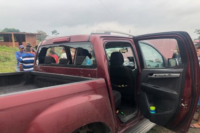 En el vehículo quedó reflejado el brutal ataque.