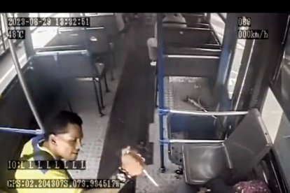 Un sujeto se subió a un bus de la línea 79 y asaltó a los pasajeros.