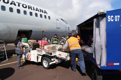 El primer vuelo de las Fuerzas Armadas llevando carga a las islas llegó a San Cristóbal.