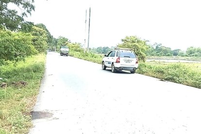 En esta vía que conduce a Simón Bolívar encontraron a la mujer herida y fue llevada al hospital.