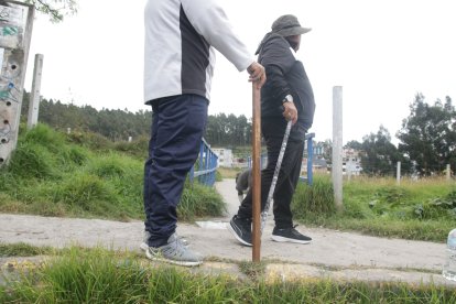 Moradores salen con palos para buscar a los delincuentes.