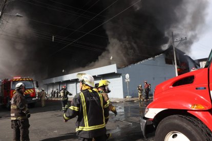 Un incendio se registró en una bodega ubicada en las calles García Goyena y 5 de junio, en Guayaquil.