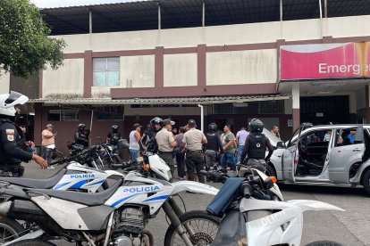 La Policía desplegó un operativo y resguardó el hospital donde llevaron a las dos primeras víctimas