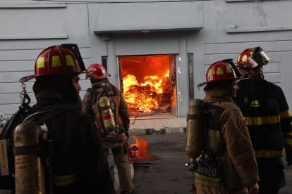Los bomberos acudieron a la emergencia de incendio en un inmueble ubicado en García Goyena y 5 de Junio.