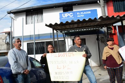 Los moradores hicieron un plantón para exigir que la policía ocupe la UPC rehabilitada.