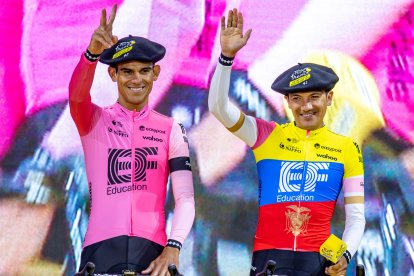 El ciclista ecuatoriano Richard Carapaz (d) está listo para su tercer reto en el Tour de Francia.