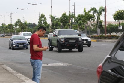 Los ciudadanos dicen sentirse en peligro cuando cerca circula un carro sin el distintivo.