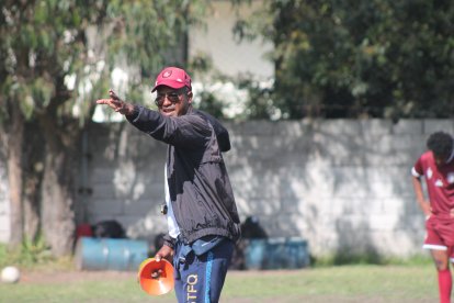 Diego Armando Calderón en su faceta de entrenador con el equipo que lleva su nombre.