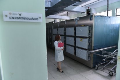 Los cadáveres que no han sido identificados tras el proceso de análisis, permanecen durante 30 días en los Institutos de Ciencias Forenses, luego pasan a ser sepultados con una orden judicial.