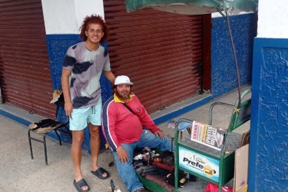 Davis Camacho no olvida sus raíces y ayuda a su padre, Milton, con su trabajo.