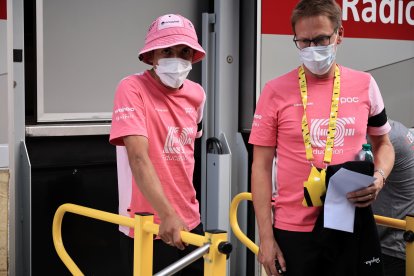 El tricolor Richard Carapaz (i) se mostró optimista de tener una pronta recuperación.