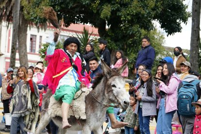 Aníbal Amagua llegó disfrazado de la India María y fue la atracción del público.