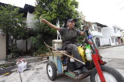 Pie de foto: El damnificado no pudo recuperar nada de sus pertenencias, consumidas por el fuego.