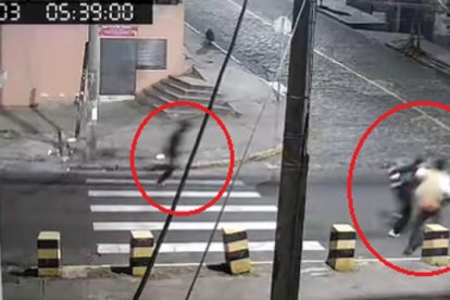 Momento de asalto en horas de la madrugada de este lunes 3 de julio en Quito