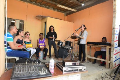 Horchata Latina, en pleno ensayo en el sector de La Ladrillera, al norte de Guayaquil. ‘Full’ cumbias y música tropical.