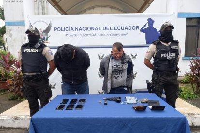 Los detenidos estaban en posesión de una mochila, un arma y dispositivos móviles.